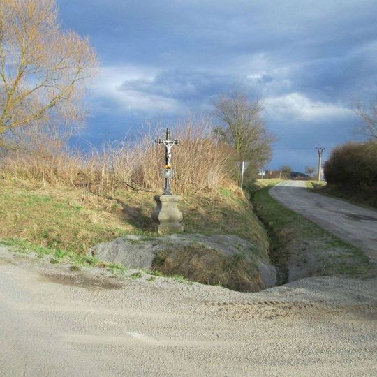 Kříž východně od Dírné na rozcestí