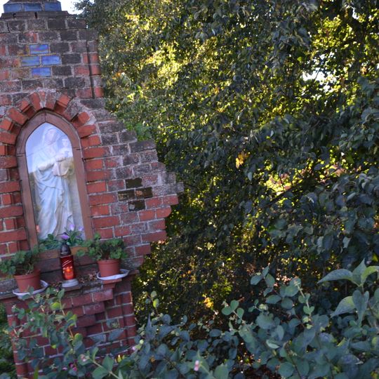 Kapliczka, przy posesji nr 42