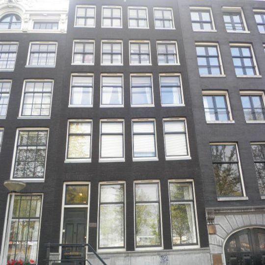 Pand met vierraamsgevel onder rechte lijst