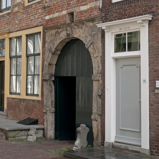 Boogpoort met natuurstenen omlijsting
