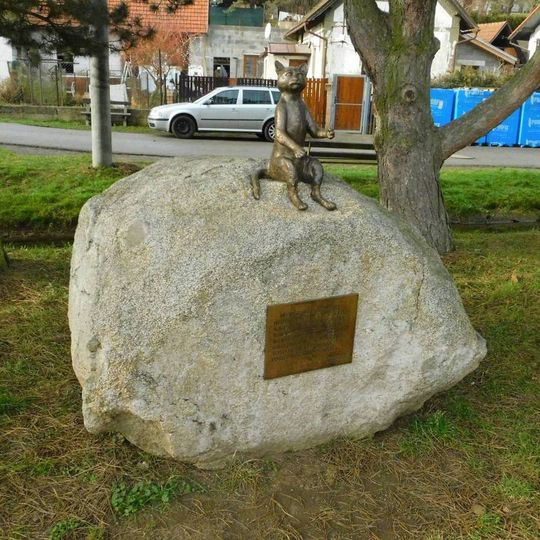 Pomník kocoura Mikeše v Hrusicích
