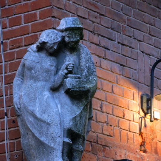 Statue of man and woman in Kaliningrad