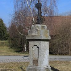 Kříž v Radějovicích na návsi