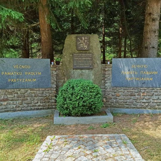 Pomník padlým partyzánům u silnice Rožmitál pod Třemšínem - Roželov v lokalitě Na dědku