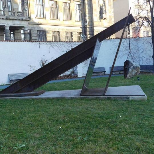 Plastika Šikmý průřez šikmou osou v zahradě Za svatyněmi v Praze
