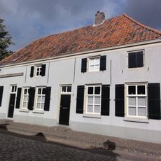 Half vrijstaande dubbel woonhuis onder schilddak, opgetrokken in Ambachtelijk-traditionele bouwtrant