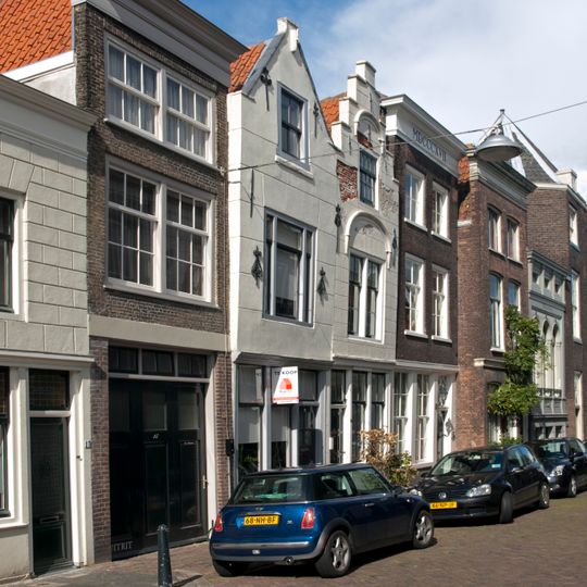 Pand met gepleisterde puntgevel ter breedte van een vensteras