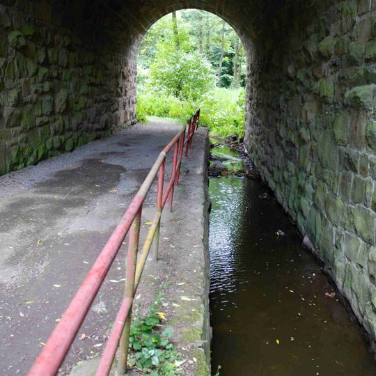 Most bývalé trati Rakovník - Mladotice přes cestu a Kralovický potok v Mariánském Týnci