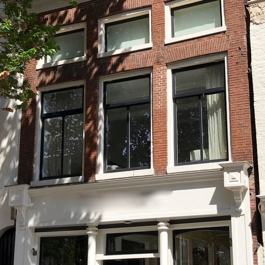 Even hoog pand als nr. 1 met geblokte kroonlijst waarboven halfronde gesloten dakkapel