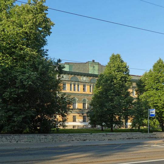 Сад перед главным зданием