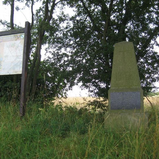 Památník bitvy U Sadové 1866 u komunikace západně od muzea