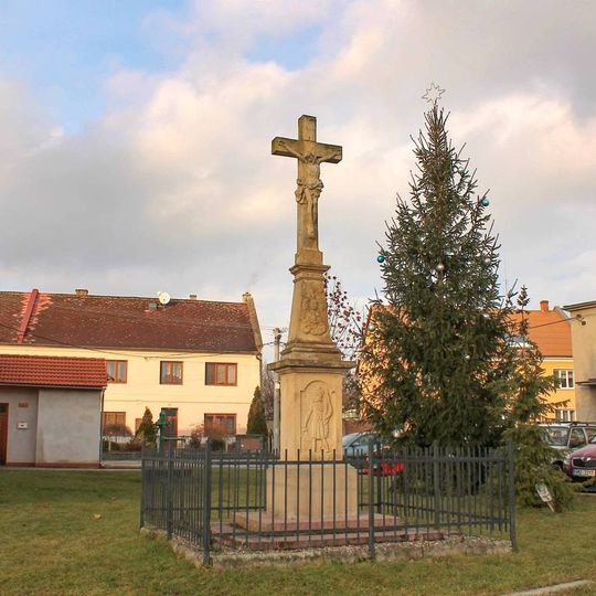 Kříž v Bělkovicích vedle školy