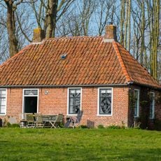 Arbeiderswoning met aankapping