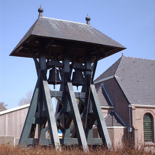 Dubbele klokkenstoel bij kerk in Elsloo, Friesland