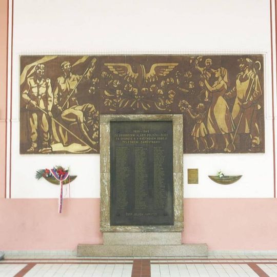 Pomník padlým 1939-45 v hale hlavního nádraží v Plzni