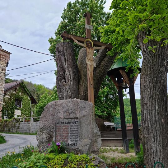 Kříž na návsi v Hostimi