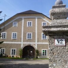 Nonnberghof mit Nebengebäuden und Ummauerung