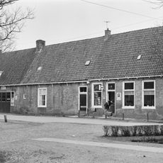 Pand onder zadeldak (vormt een geheel met de nrs. 1 en 5)