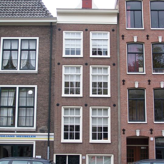 Pand met gevel onder rechte klossenlijst