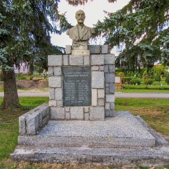 Pomník padlým v Rájci na návsi