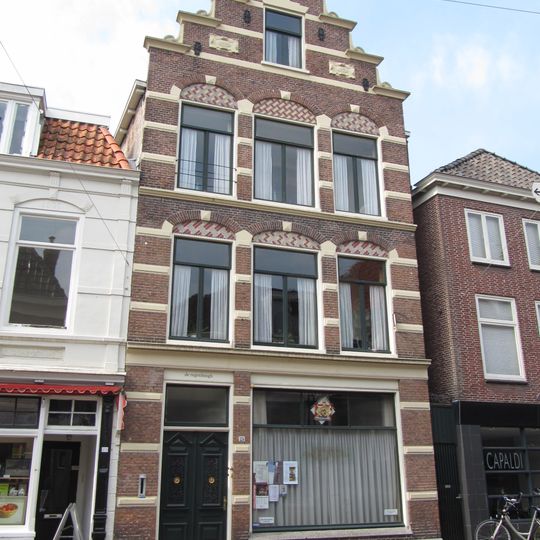 Bedrijfspand met bovenwoning in Hollandse neorenaissancesstijl