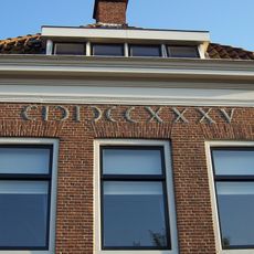 Pand met verdieping afgesloten door rechte kroonlijst