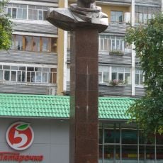 Памятный знак в честь Ю.А. Гагарина (Йошкар-Ола)