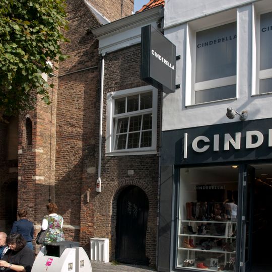 Poort met overbouwing waarin een venster en kap die een geheel vormt met die van nr 29