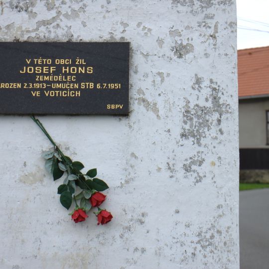 Pamětní deska umučeného STB v Křekovicích