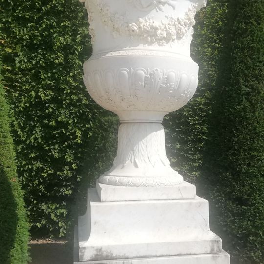 Vase à décor d'instruments de musique