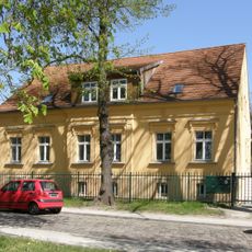 Wohnhaus mit Wirtschaftsgebäuden und Mauer Dorfstraße 8