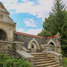 Pomník padlým v Tatenicích u brány hřbitova