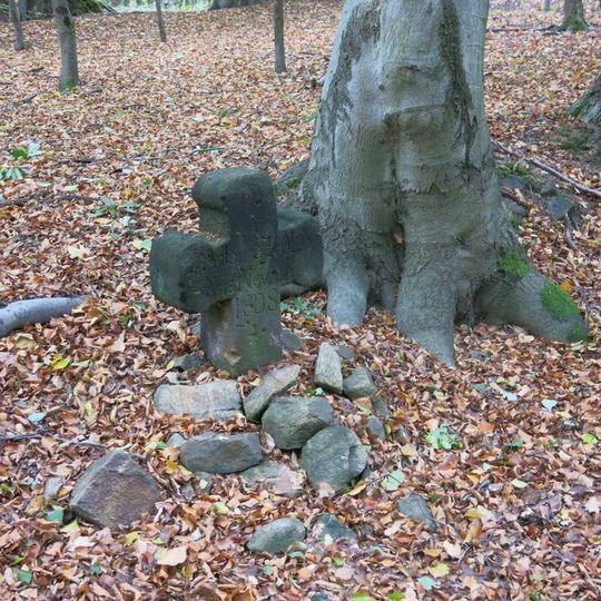 Smírčí kříž poblíž lesní cesty z Hrobu na Bouřňák
