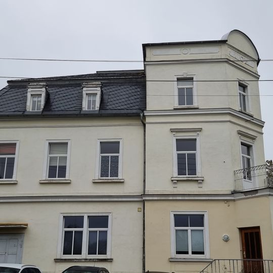 Wohnhaus mit Ladeneinbau in offener Bebauung Hauptstraße 50