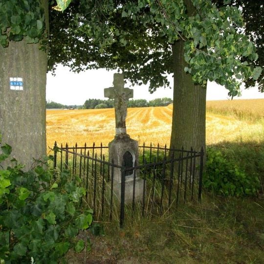 Kříž západně od Částkovic