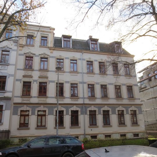 Mietshaus in halboffener Bebauung mit Vorgarten Wilhelm-Weber-Straße 5