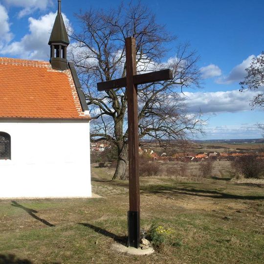 Kříž u kaple Panny Marie Bolestné v Popicích