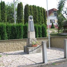 Pomník padlým ve středu obce Studený