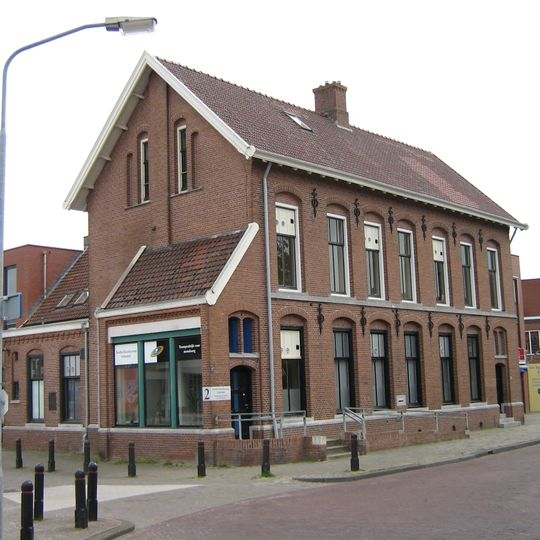 Voorm. postkantoor met ingebouwde dienstwoning