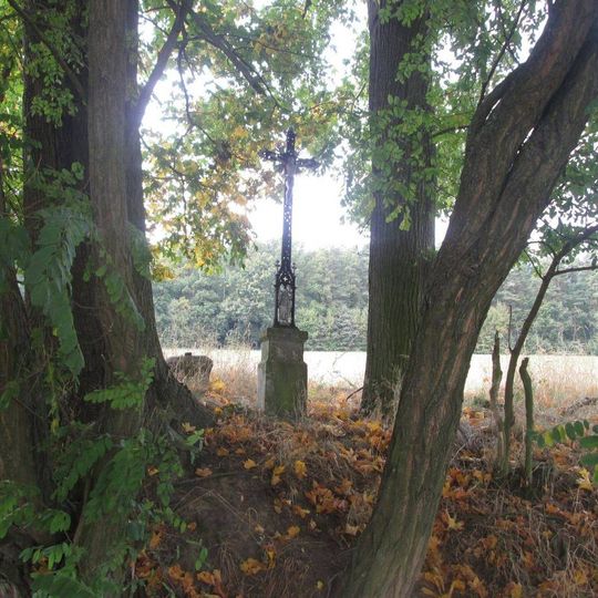 Kříž jižně od Zvíkova u stromu v poli