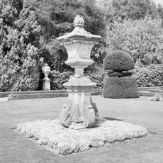 Twickel: marmeren tuinvazen oranjerietuin op vierkant voetstuk van Bentheimer zandsteen