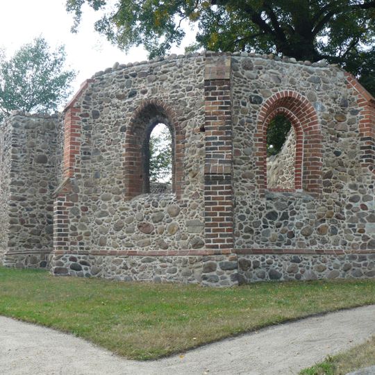 Ruine der Bergkirche mit Resten der Einfriedungsmauer am Kapellenweg