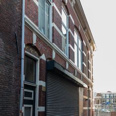 Pand met lijstgevel met deels oude roedenindeling, vensters