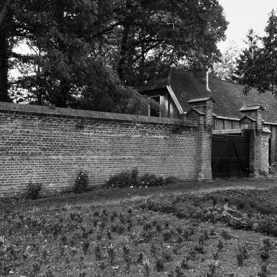 Stenen schuur bij het rentmeestershuis