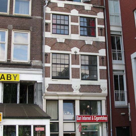 Pand met trapgevel, versierd met grote boogblokken