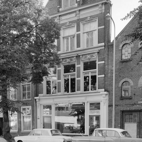 Winkel met voormalige bovenwoning in eclectische stijl