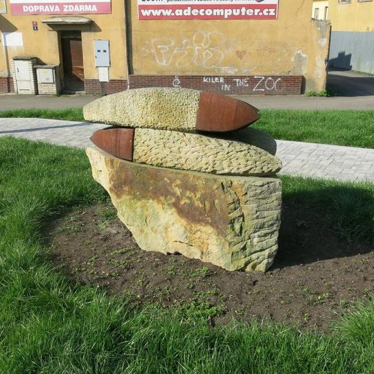 Plastika z kamene a kovu Gelege v parku v Pivovarské ulici v Bílině