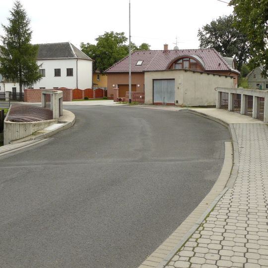 Most přes Vintířovský potok ve Vintířově u čp. 30