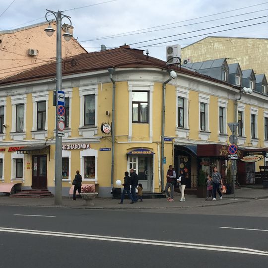 Дом жилой с магазином и кондитерской