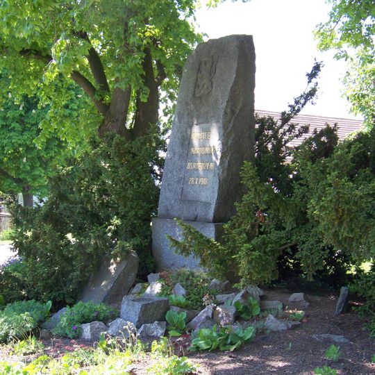 Pomník padlým ve Zlatníkách u Prahy